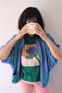 t-shirt customisé patchwork appliqué fleurs création textile chaumière oiseau
