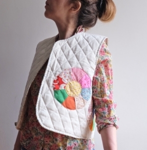 gilet patchwork rosaces appliquées création textile par chaumière oiseau