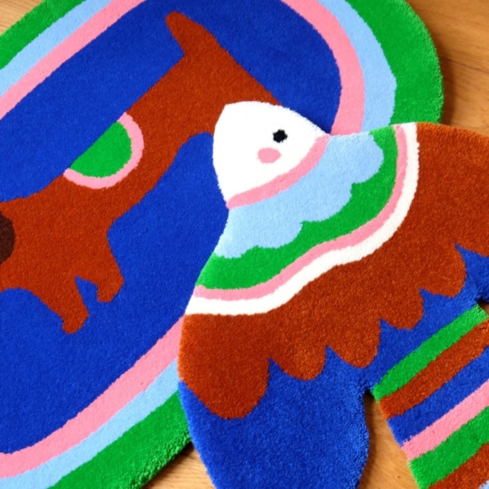 tapis tuftés teckel et oiseau bleu klein par chaumière oiseau et tapicheri