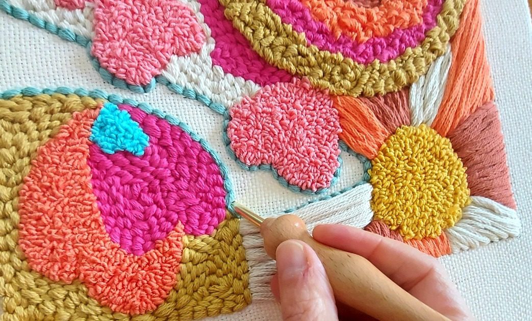 tutoriel tableau coloré à la broderie punch needle en cours de réalisation par chaumière oiseau