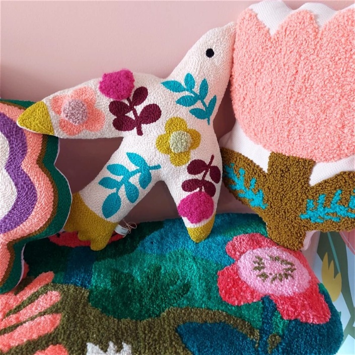 pièces textiles tuftées main - oiseau et fleurs colorés issus de la collaboration mini labo x chaumière oiseau