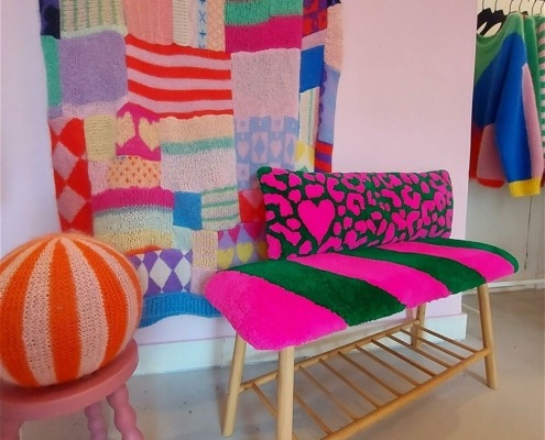banc et coussin en tufting vert et rose vif artisanat textile par chaumière oiseau