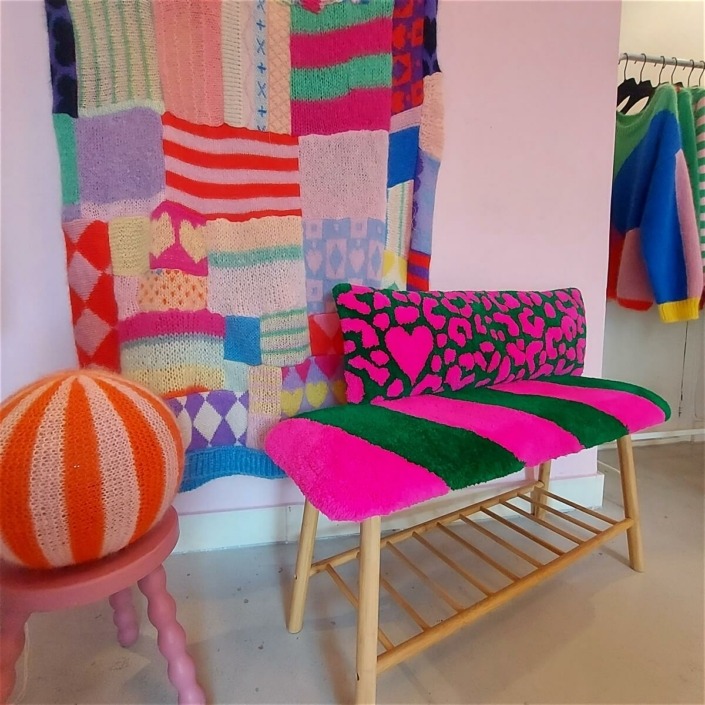 banc et coussin en tufting vert et rose vif artisanat textile par chaumière oiseau