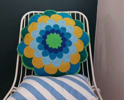 artisanat textile coussin rond forme fleur tons bleu vert jaune - broderie à la punch needle par chaumière oiseau
