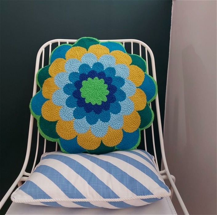 artisanat textile coussin rond forme fleur tons bleu vert jaune - broderie à la punch needle par chaumière oiseau