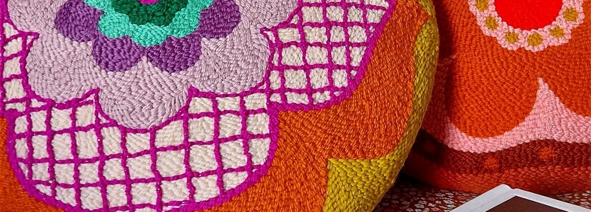 gros coussin coloré rond tufting artisanal