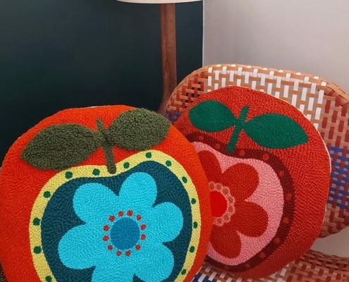 artisanat textile coussins ronds motif pomme vintage bleu et orange - broderie à la punch needle par chaumière oiseau studio