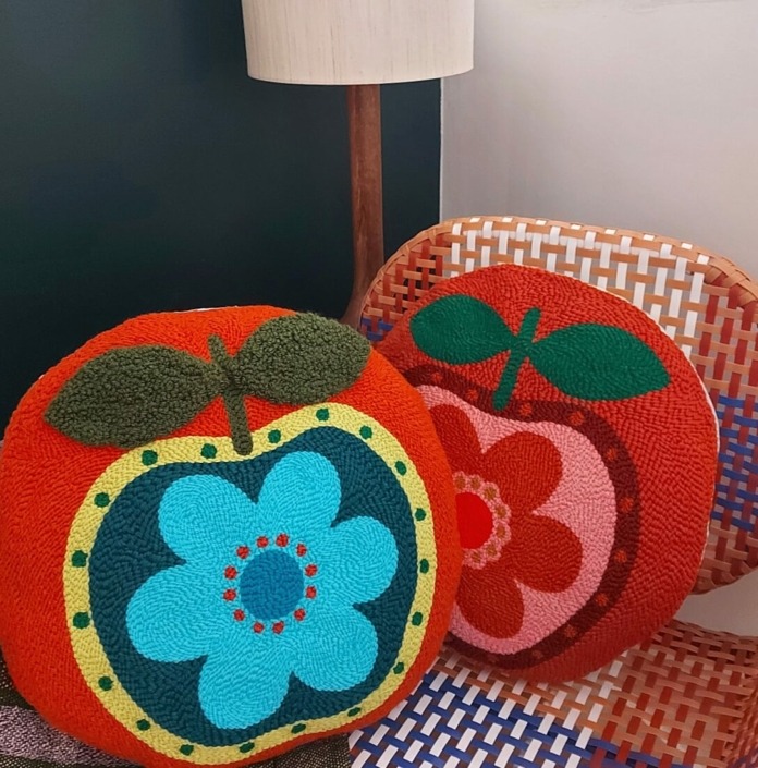 artisanat textile coussins ronds motif pomme vintage bleu et orange - broderie à la punch needle par chaumière oiseau studio