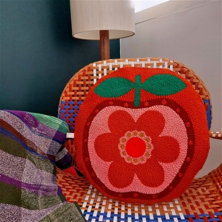 gros coussin tufté pomme rouge