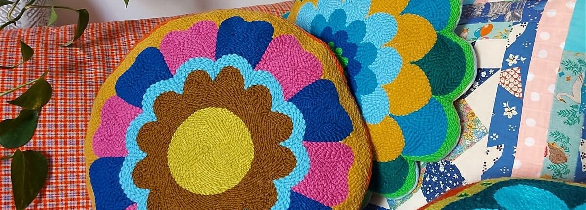 artisanat textile coussin rond motif coloré punch needle par chaumière oiseau