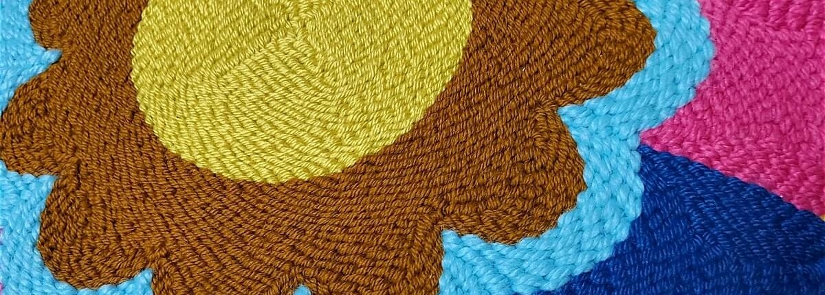 artisanat textile coussin rond motif coloré punch needle par chaumière oiseau