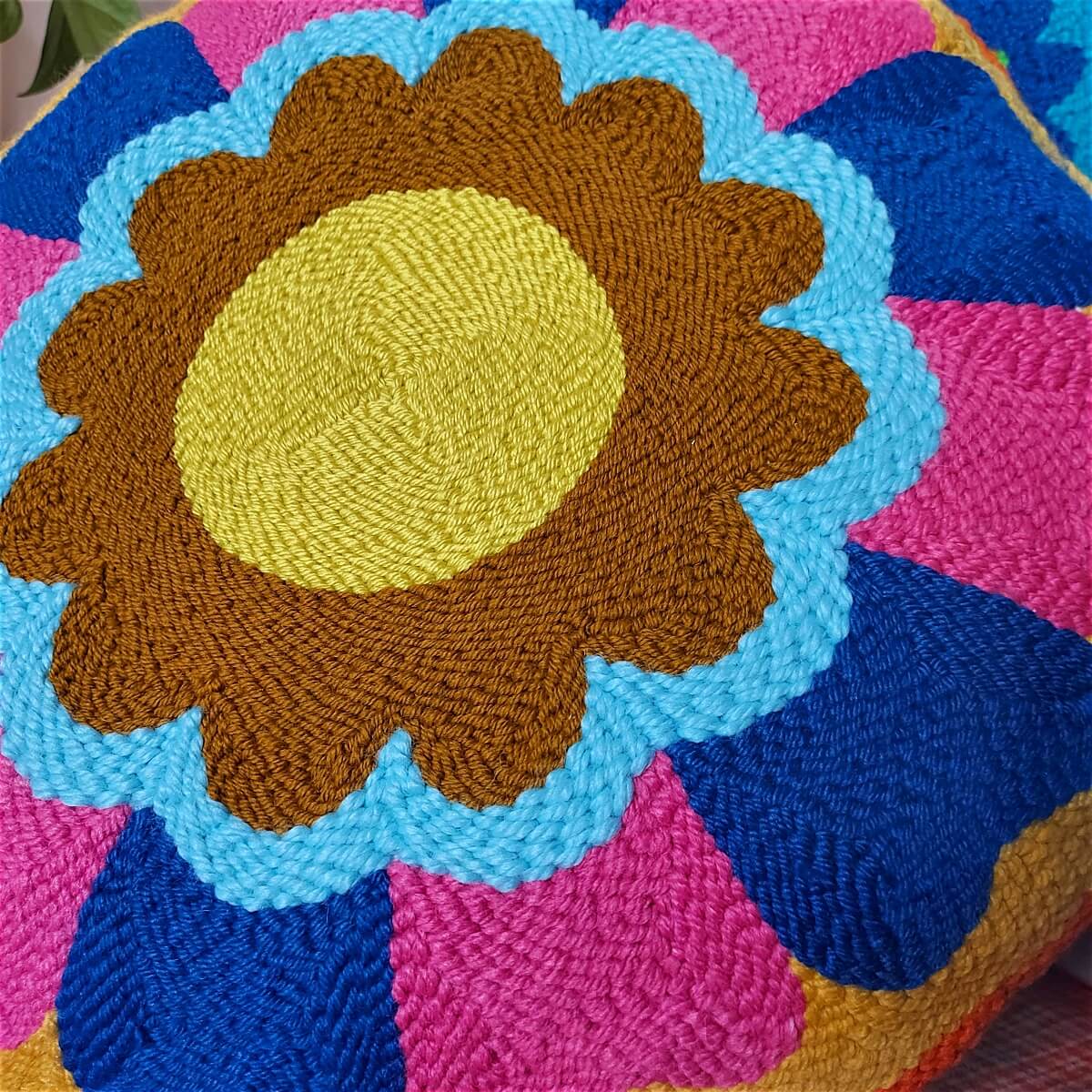 coussin pouf en tufting punch needle coloré