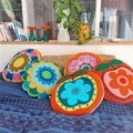 gros coussins tuftés colorés seventies artisanaux