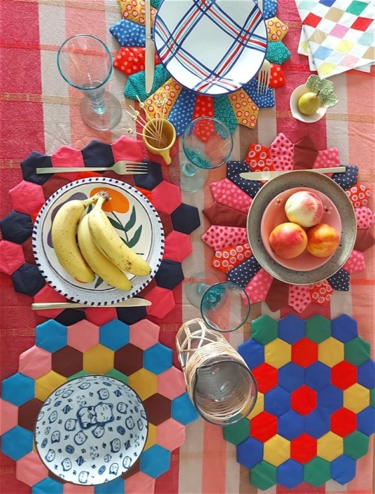 sets de table en patchwork chaumière multicolores rosace et hexagones par chaumière oiseau studio