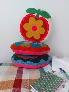 artisanat textile coussin rond motif coloré punch needle par chaumière oiseau