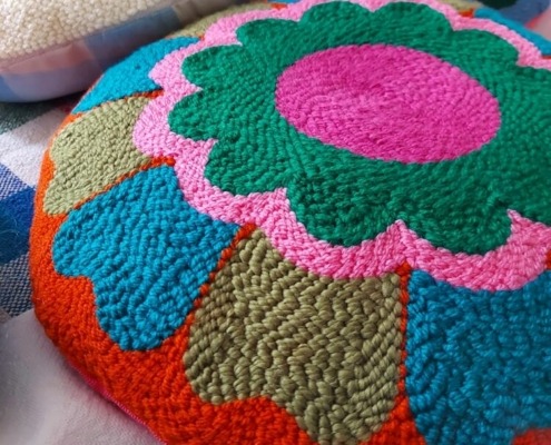 artisanat textile coussin rond motif coloré modèle pouf - broderie à la punch needle par chaumière oiseau studio