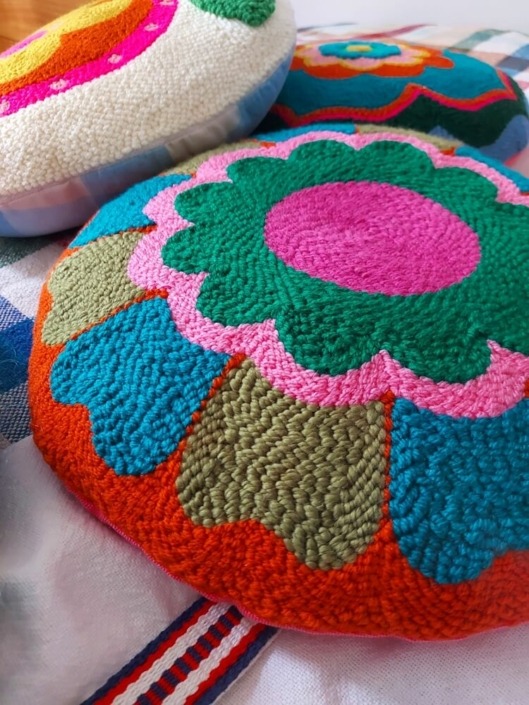artisanat textile coussin rond motif coloré modèle pouf - broderie à la punch needle par chaumière oiseau studio