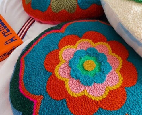 artisanat textile coussin rond motif coloré punch needle par chaumière oiseau