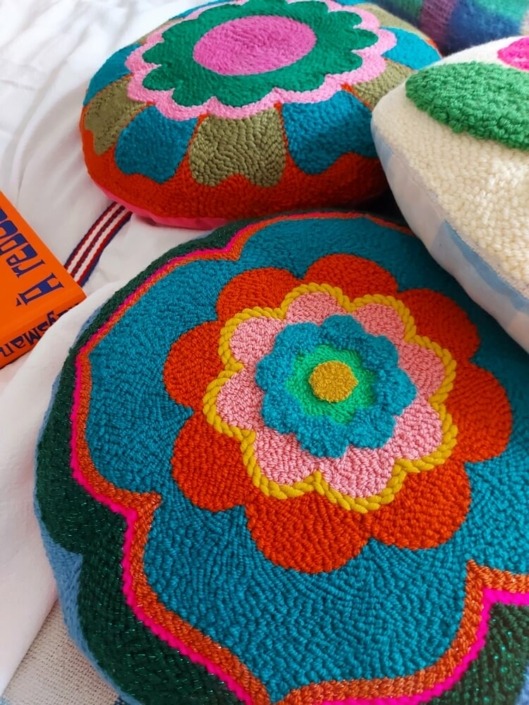 artisanat textile coussin rond motif coloré punch needle par chaumière oiseau