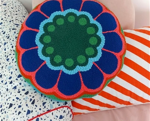 coussin rond motif coloré bleu et orange - broderie à la punch needle par chaumière oiseau studio