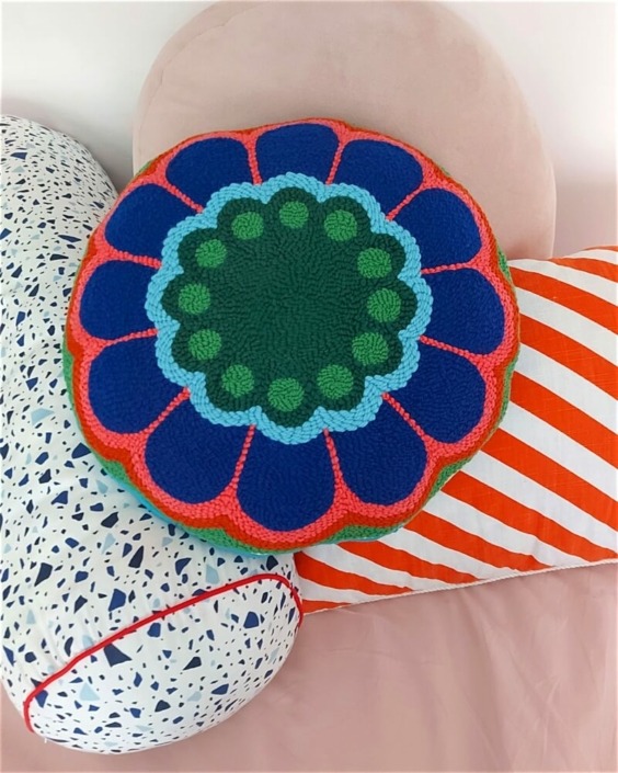 coussin rond motif coloré bleu et orange - broderie à la punch needle par chaumière oiseau studio
