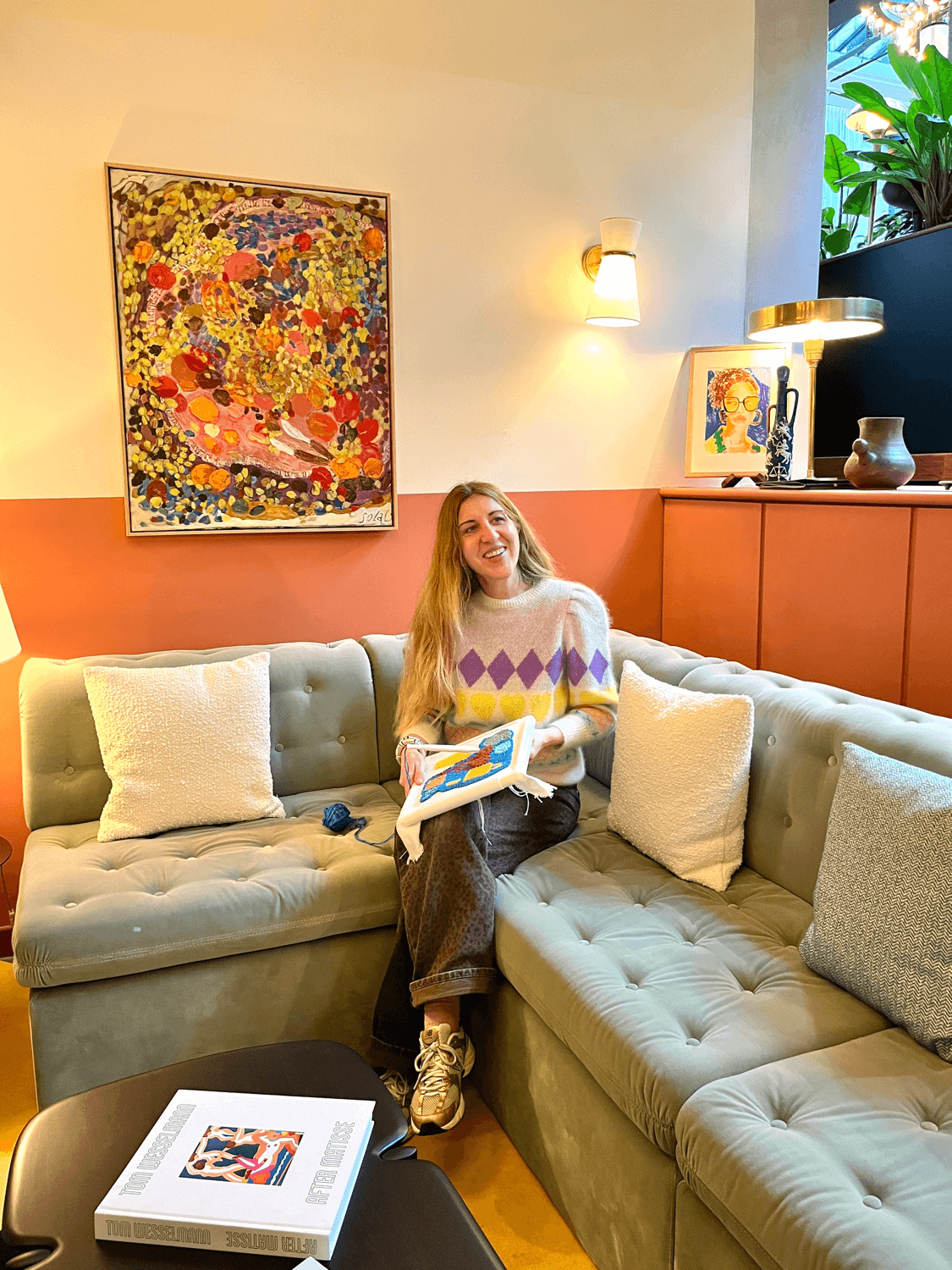portrait Agnès pironon créatrice de chaumière oiseau pendant son atelier au locke hotel paris