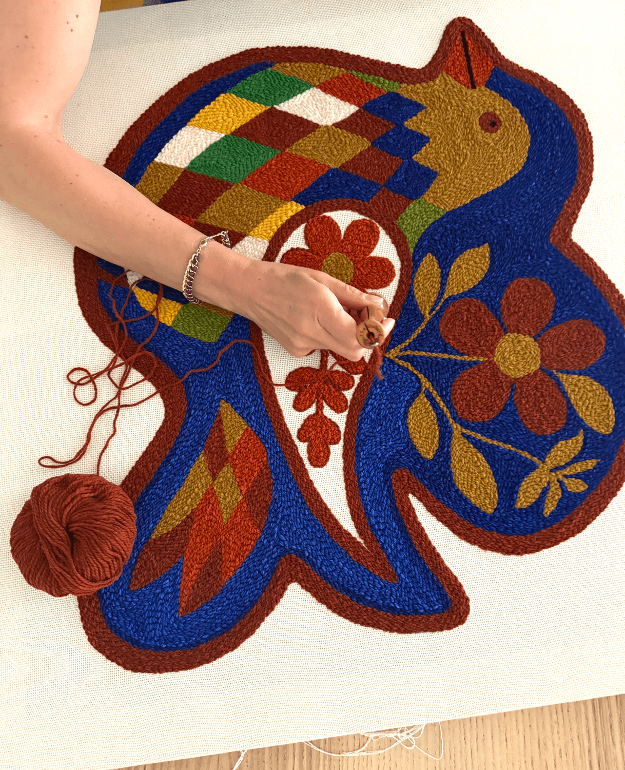 artisanat textile broderie punch needle oiseau motif arlequin - travail en cours - chaumière oiseau