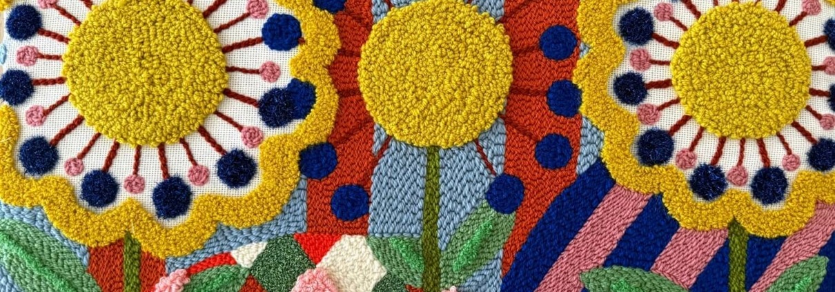 tableau-fleurs-arlequin-gros-plan tableau pièce unique broderie punch needle fleurs arlequin - art textile par chaumière oiseau