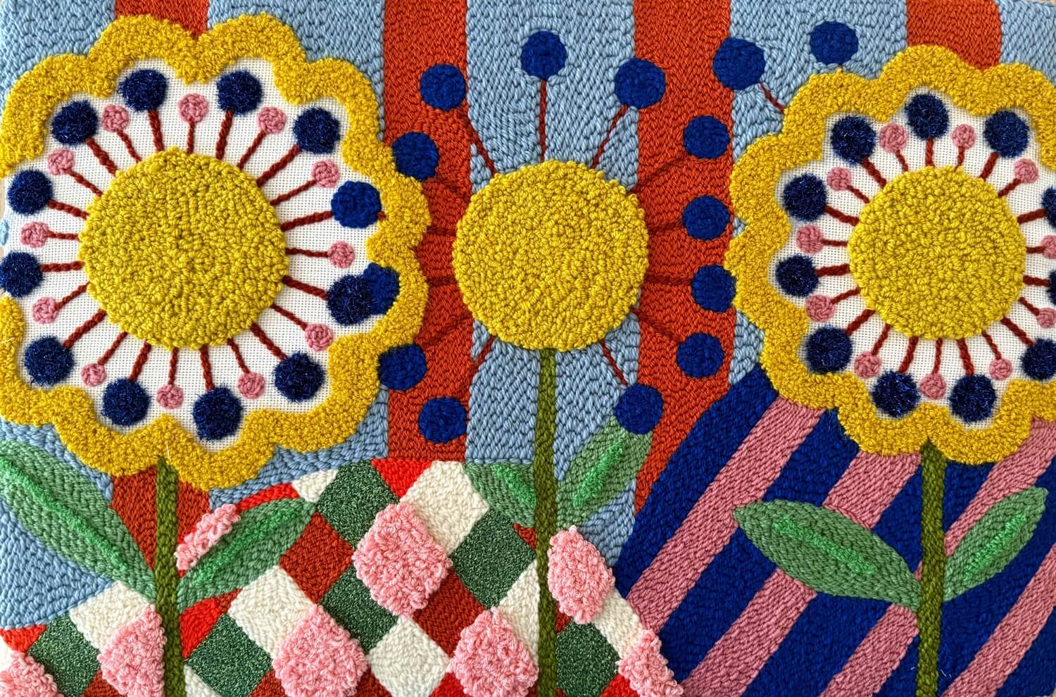 tableau pièce unique broderie punch needle fleurs arlequin - art textile par chaumière oiseau