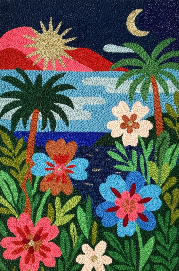 Tableau Night in Hawaï, broderie à la punch needle, fils de laine, coton et lurex art textile à la punch needle motif fleurs exotiques Hawaii - chaumière oiseau tableau Hawaii