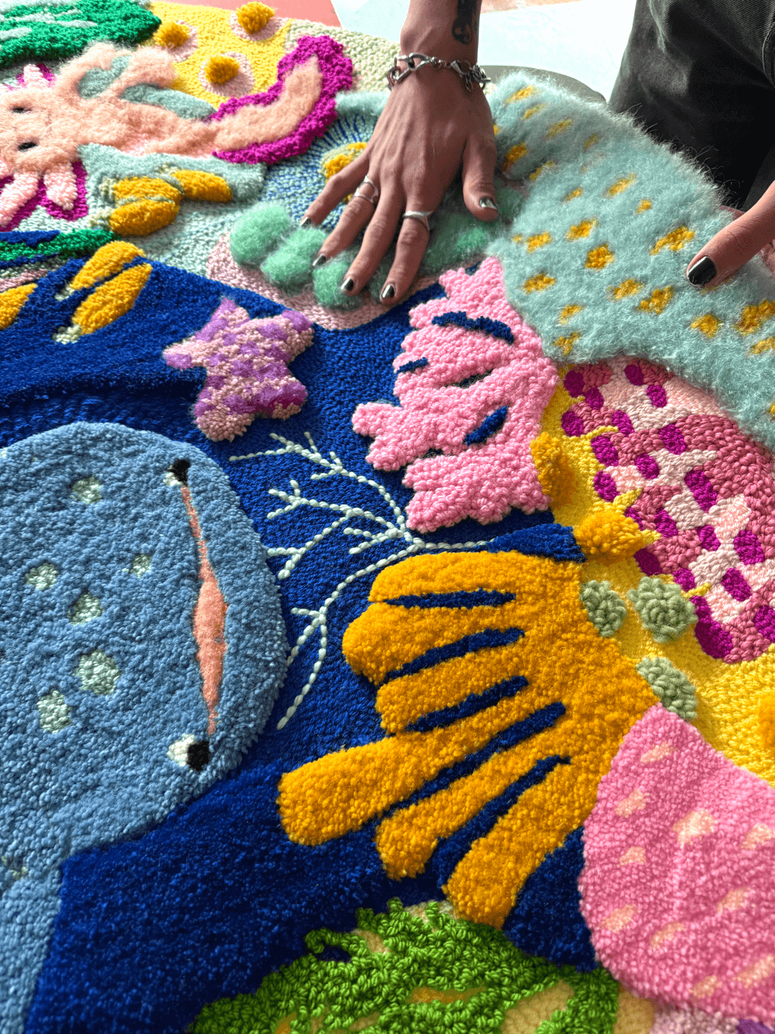 tapisserie tufting matières et relief thème fonds marins - art textile par chaumière oiseau