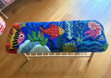 vue d'ensemble banc fonds marins tufting et punch needle par chaumiere oiseau studio
