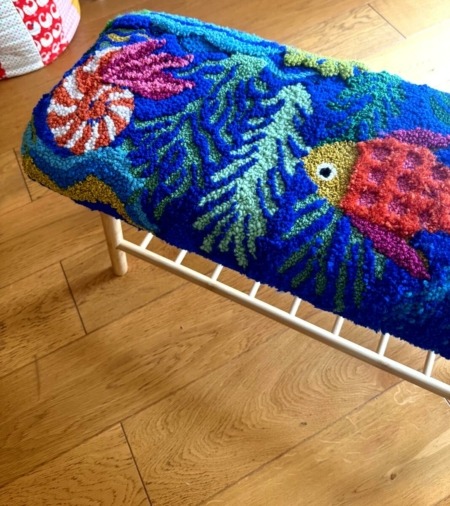 banc tufté en laine laine bleu vif par chaumiere oiseau studio