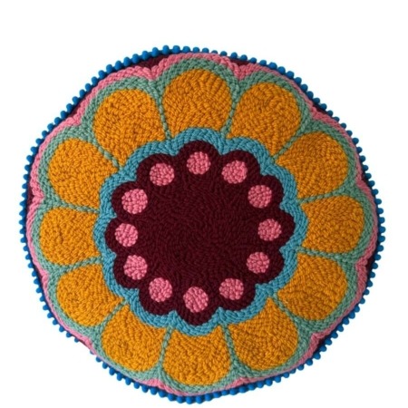 Coussin rond tufté à la main en forme de fleur, tons caramel, rose et bleu – Chaumière Oiseau Studio