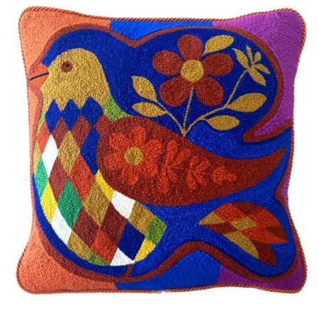 Coussin brodé main représentant un oiseau arlequin coloré, technique punch needle fine – Chaumière Oiseau Studio