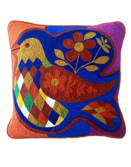 Coussin brodé main représentant un oiseau arlequin coloré, technique punch needle fine – Chaumière Oiseau Studio