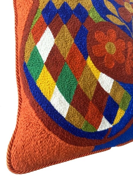 detail coussin d'exception oiseau arlequin brodé main par chaumiere oiseau studio