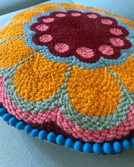 gros plan coussin fleur caramel punch needle par chaumiere oiseau studio