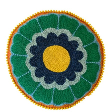 Coussin rond tufté à la main en forme de fleur, tons vert et safran– Chaumière Oiseau Studio