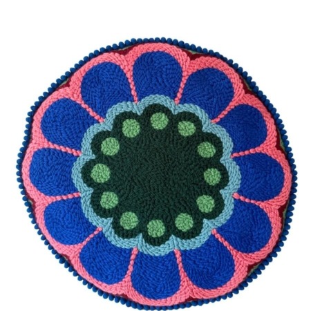 coussin fleur bleu et rose format rond par chaumiere oiseau studio