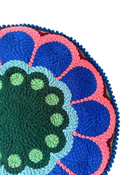 detail du coussin fleur à la punch needle bleu et rose par chaumiere oiseau