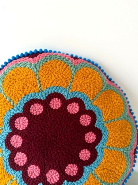 detail coussin rond fleur caramel – Chaumière Oiseau Studio