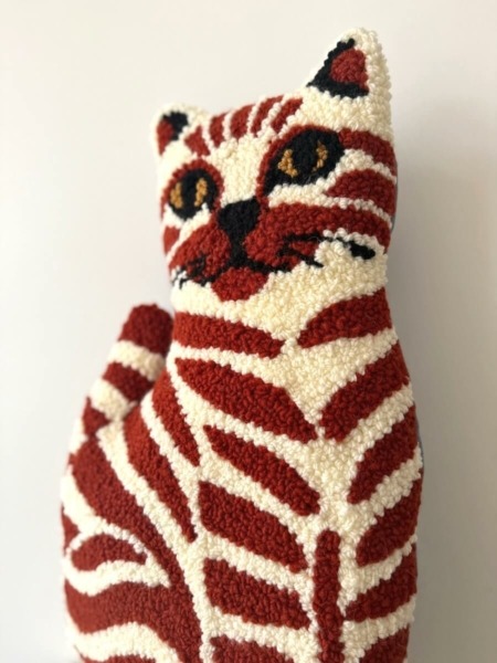 detail coussin en forme de chat tufté à la main, motif tigré rouille et écru – Chaumière Oiseau Studio