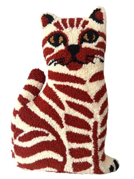 Coussin en forme de chat tufté à la main, motif tigré rouille et écru – Chaumière Oiseau Studio