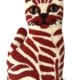Coussin en forme de chat tufté à la main, motif tigré rouille et écru – Chaumière Oiseau Studio