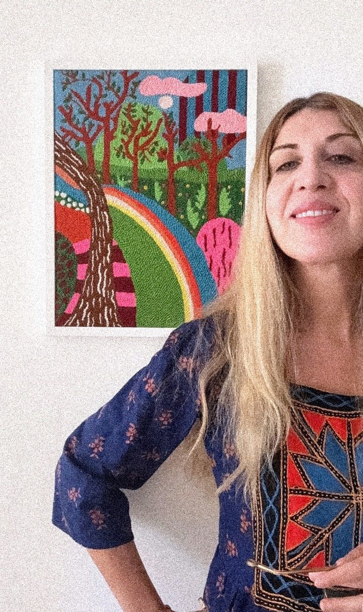 portrait de la l'artiste textile agnes pironon fondatrice de chaumiere oiseau studio