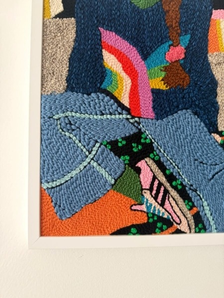 tableau textile le pull arc-en-ciel par l'artiste agnes pironon