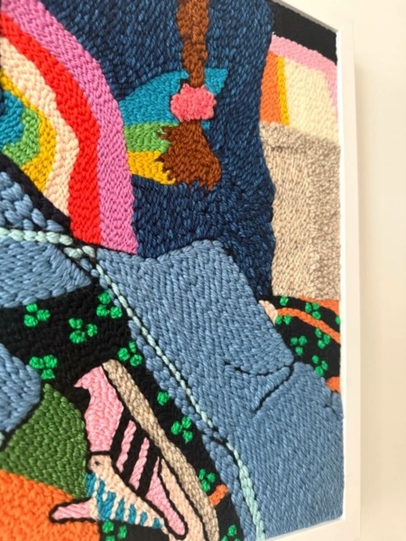 gros plan tableau tufté le pull arc-en-ciel par chaumiere oiseau studio