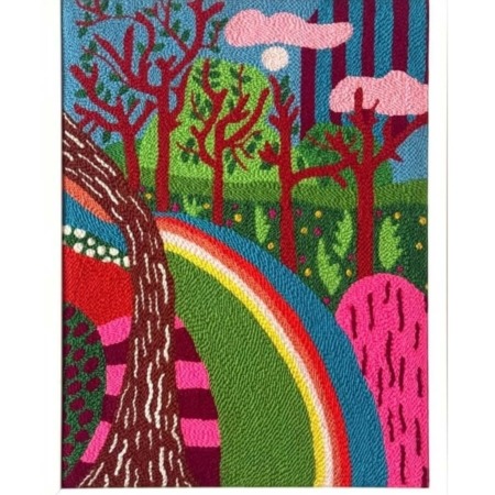Tableau textile coloré représentant une forêt stylisée avec un arc-en-ciel, brodé à la main en punch needle.