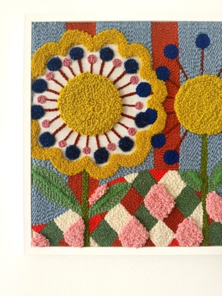 grande fleur tufté tableau textile à la punch needle par chaumiere oiseau studio